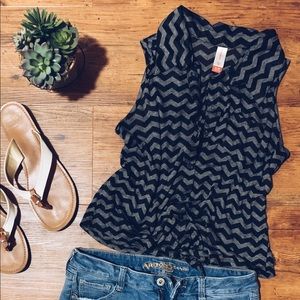 No Boundaries Junior’s XL Tie-Front Tank